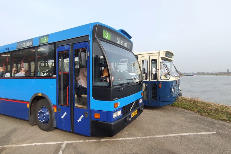 Rondrit met museumbussen door Arnhem